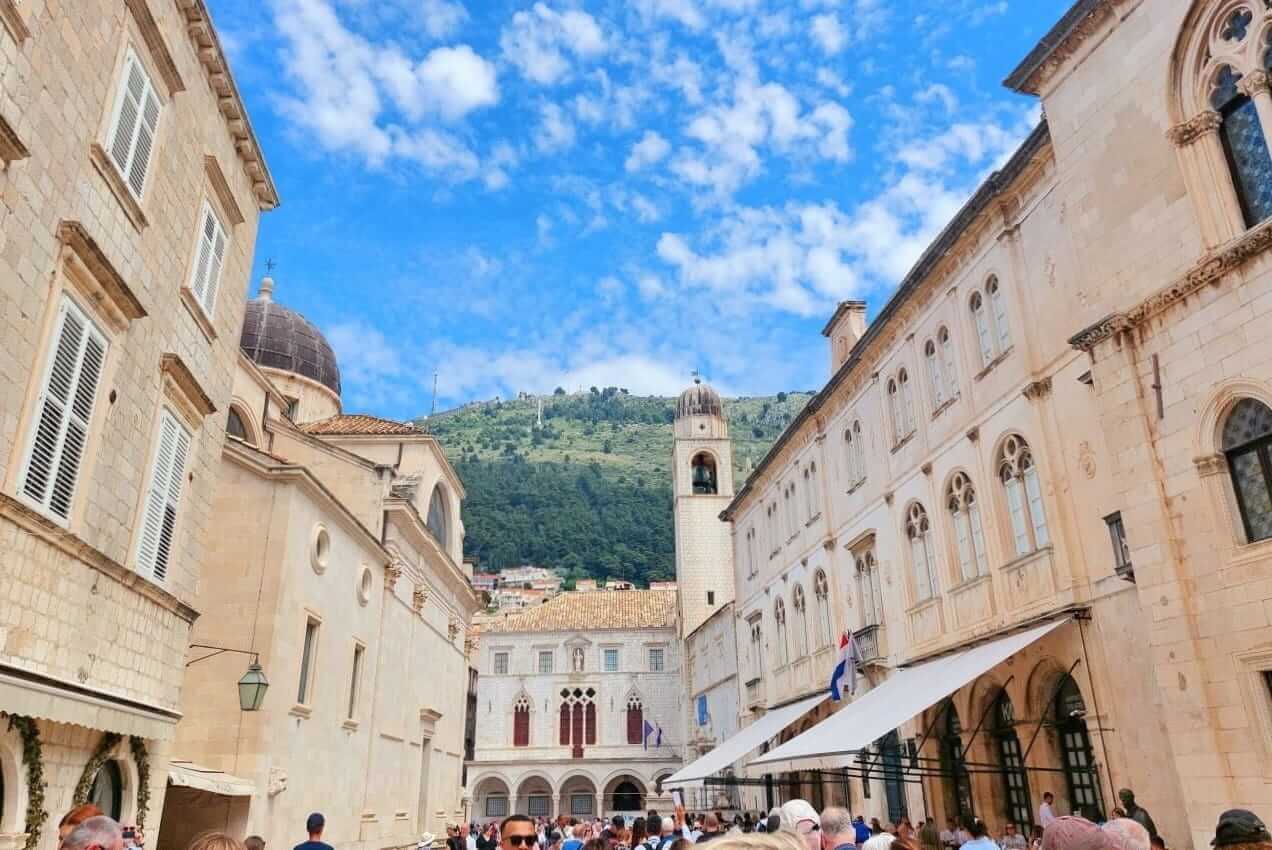 Dubrovnik, Luža Square