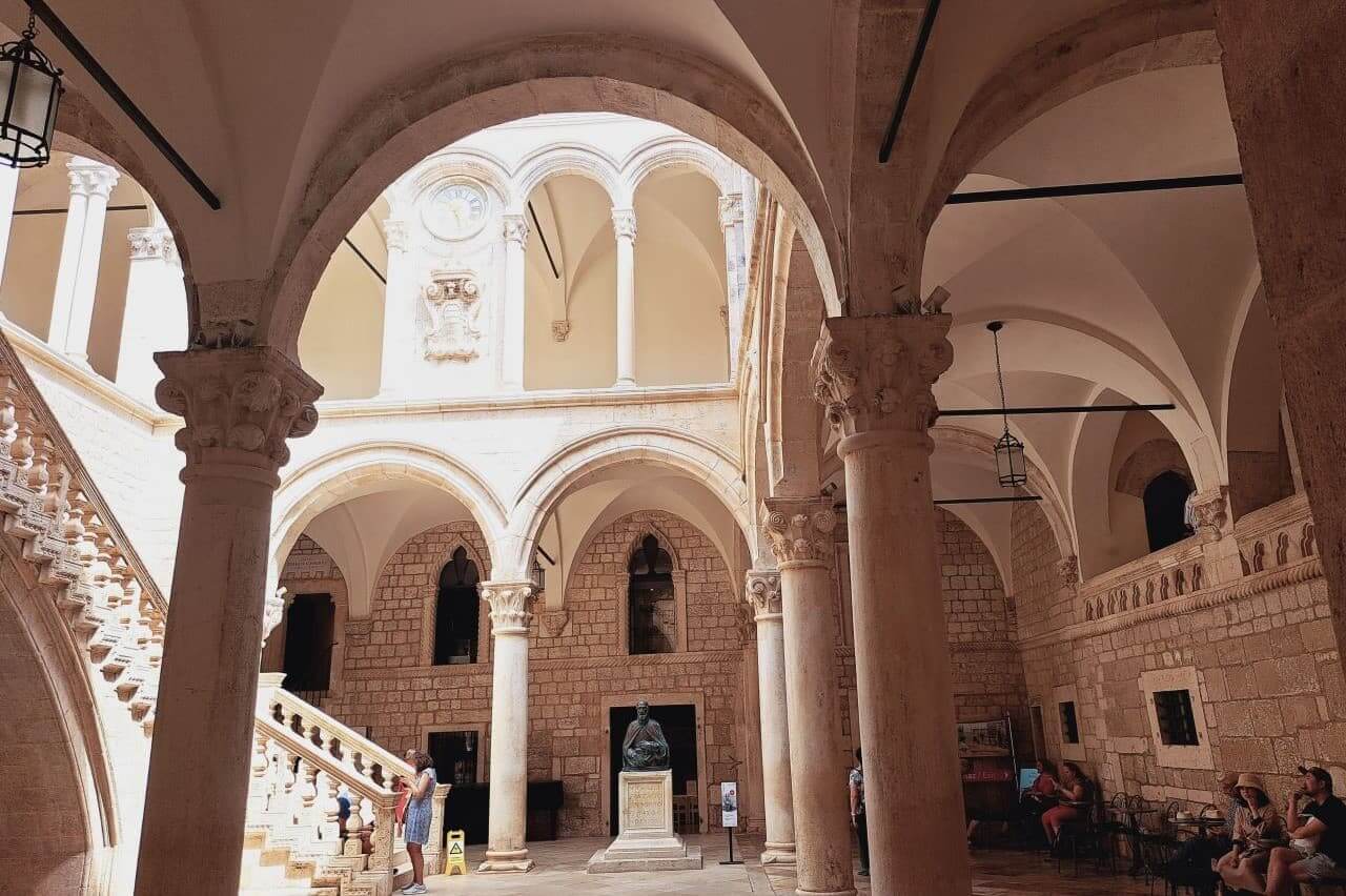 Dubrovnik Rector House, Knežev dvor