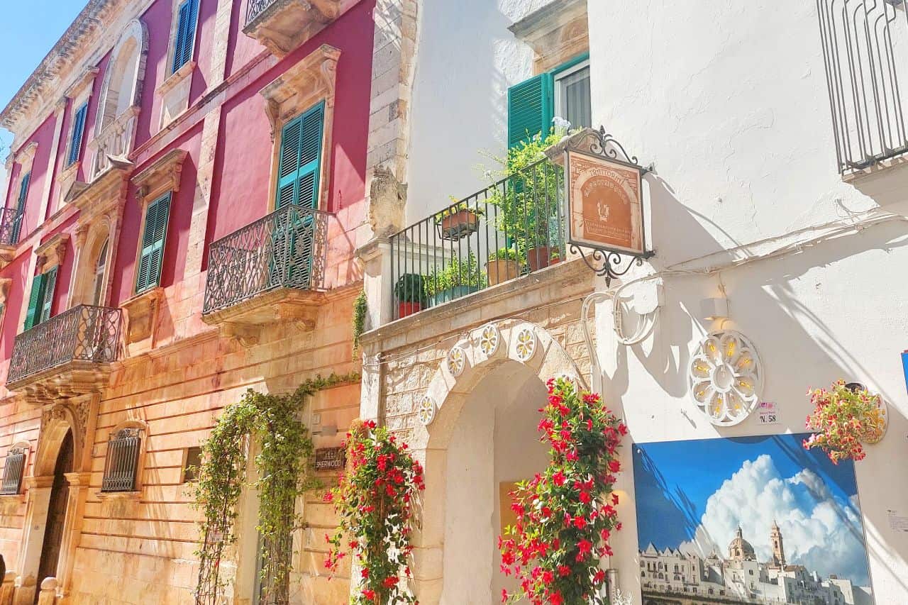 Locorotondo, Palazzo Aprile-Ximenes and entrance to the Trattoria Al Vecchio Arco