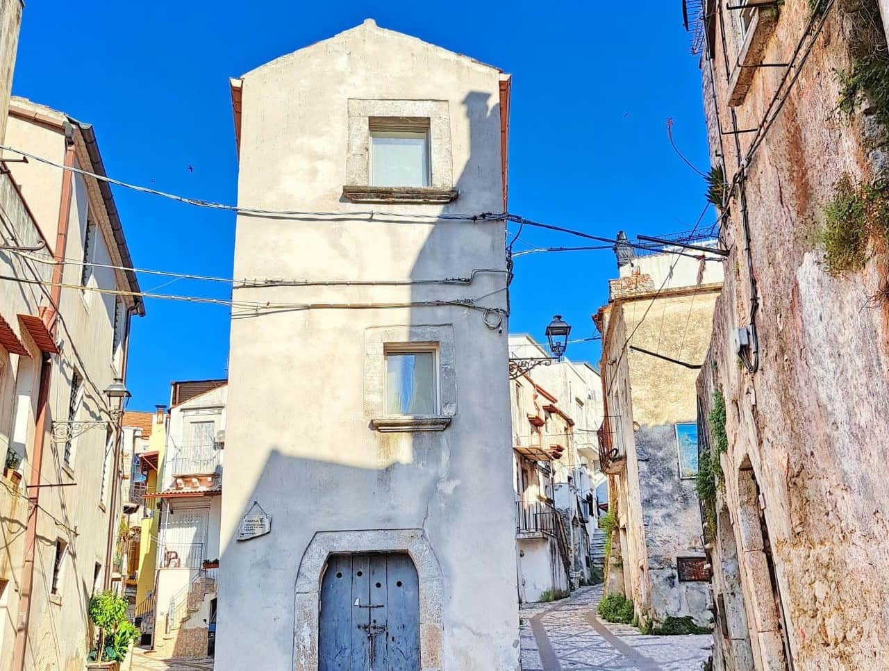 Vico del Gargano, Via San Giuseppe, the house between two alleys, Viko del Gargano