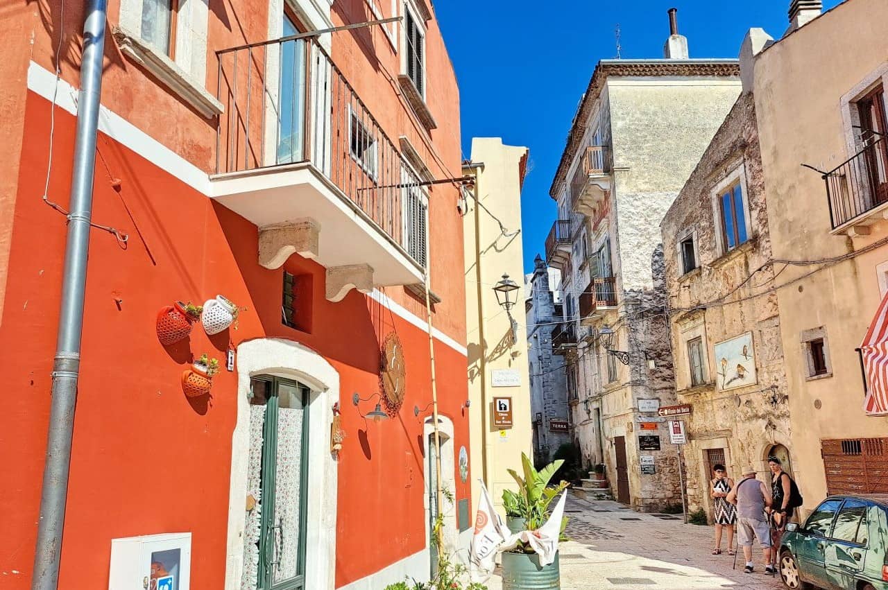 Vico del Gargano, colourful house in Terra neighbourhood