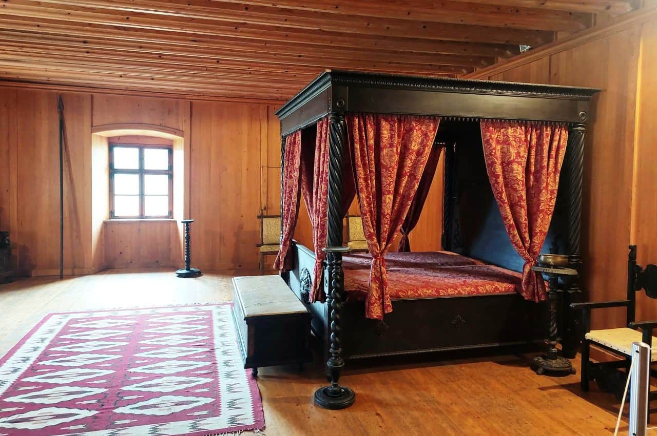 SL Predjama Castle, Heated room