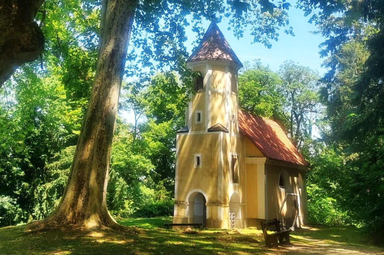 Mokrice Castle, Chapel of St, Anna in the park. Kapela Svete Ane, dvorac Mokrice