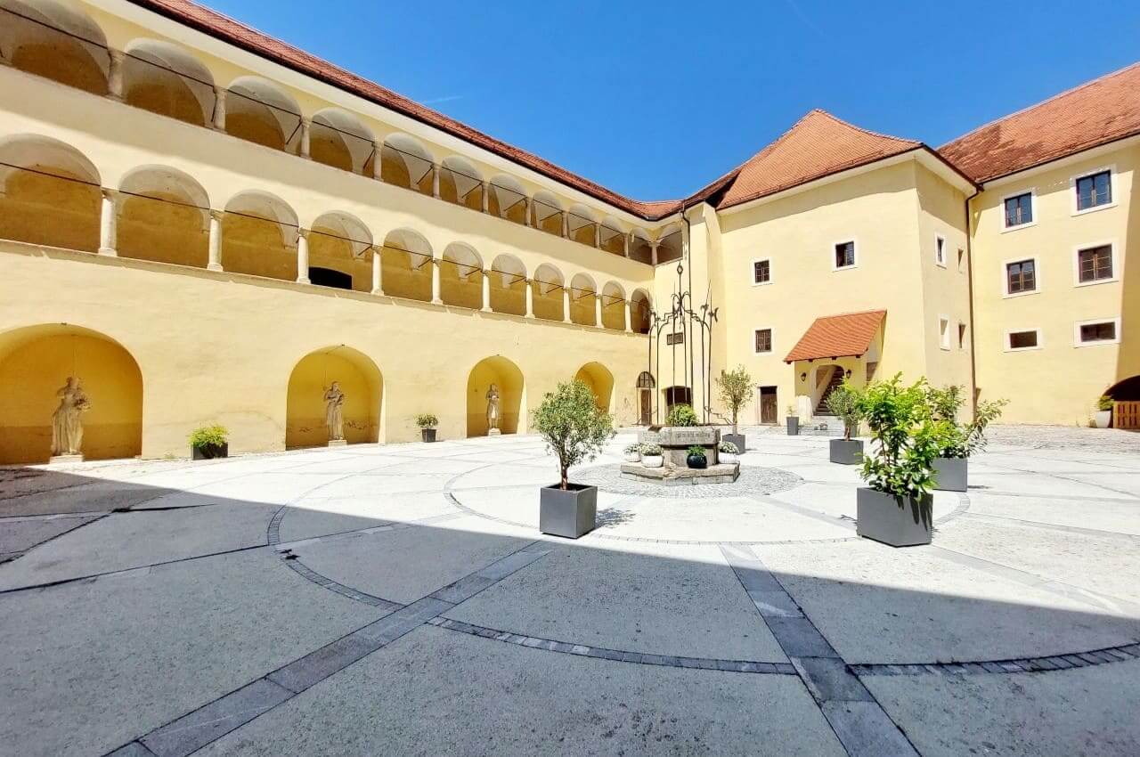 The courtyard of the Mokrice Castle. Unutra[nje dvorište, dvorac Mokrice