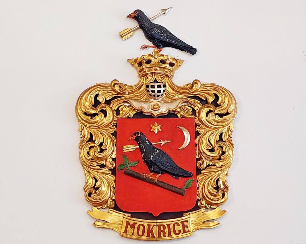 Mokrice Castle, the crow in the coat of arms. Grb dvorca Mokrice sa vranom