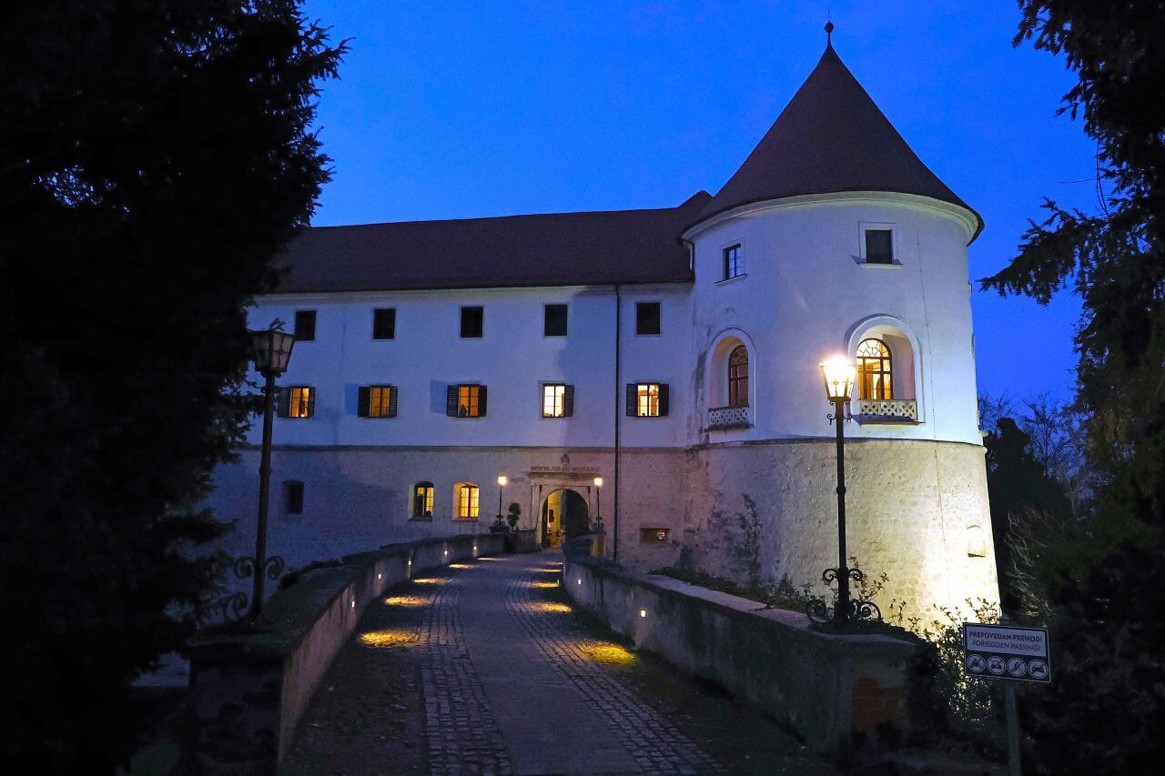 Mokrice Castle by night, photo Nikola Zoko