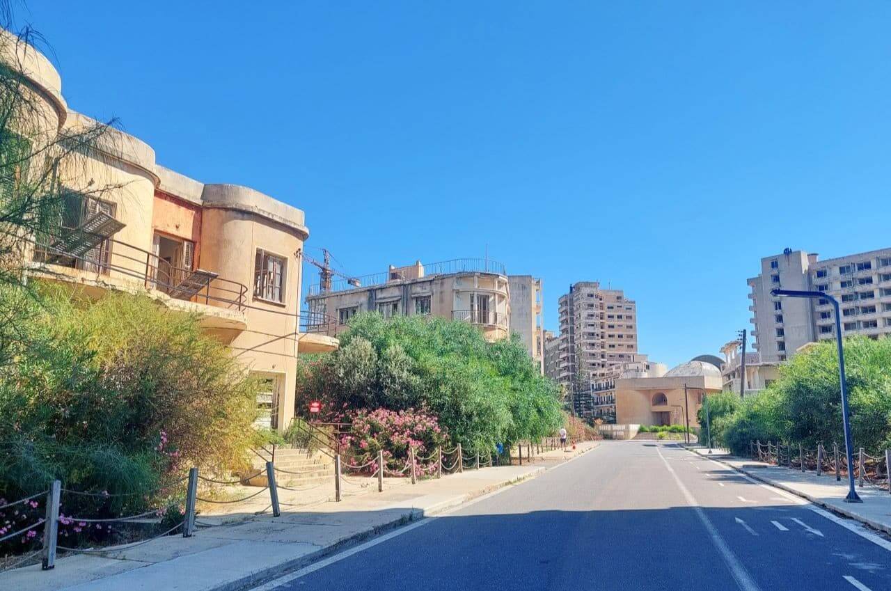 Varosha street with abandoned buildings, Cyprus. Kipar, Varoša, ulica sa napuštenim zgradama