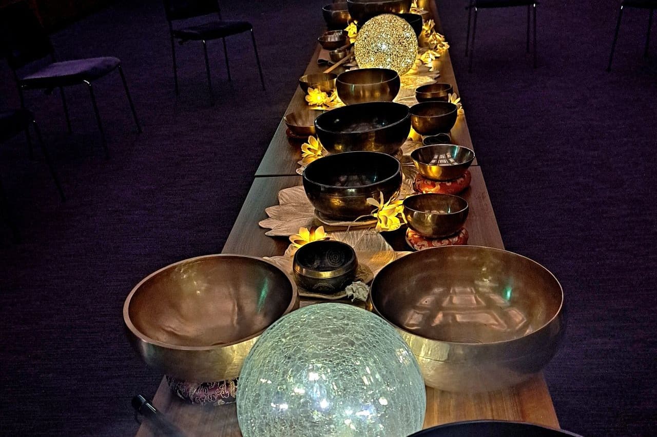 Tibetan bowls, Atlantida Boutique Hotel. Tibetanske zvučne činije. Zvučna terapija